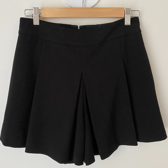 Alice and Olivia Pleated Shorts - Size 6 - Black - Picture 1 of 5